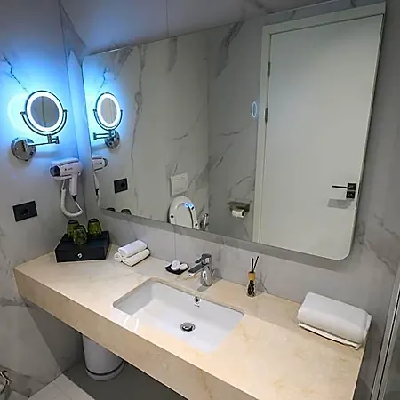 Holiday Hotel Hotel 4*